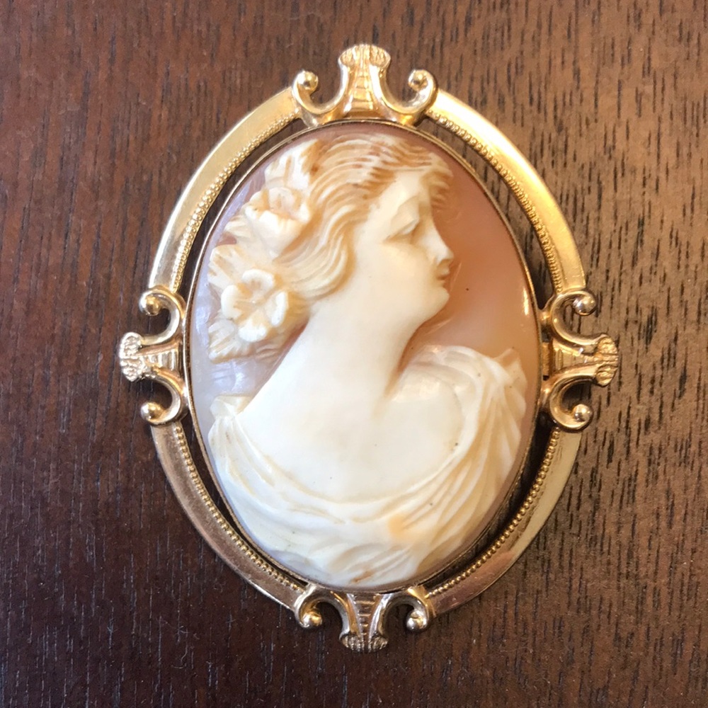 Vintage 10K Gold Carved Cameo Brooch/Pendant
